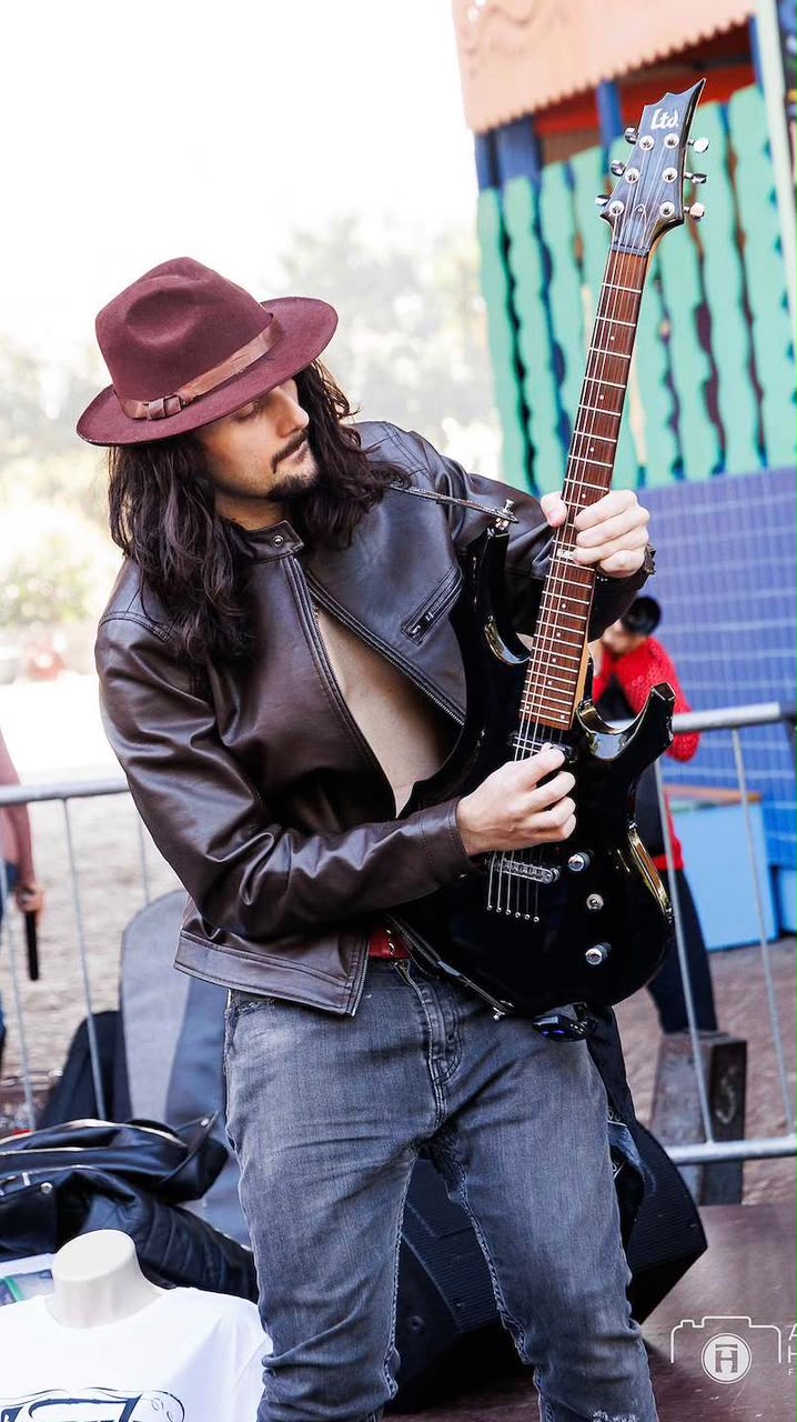 Paulo, guitarrista e autor do ebook Método Uma Música por Semana, com sua guitarra